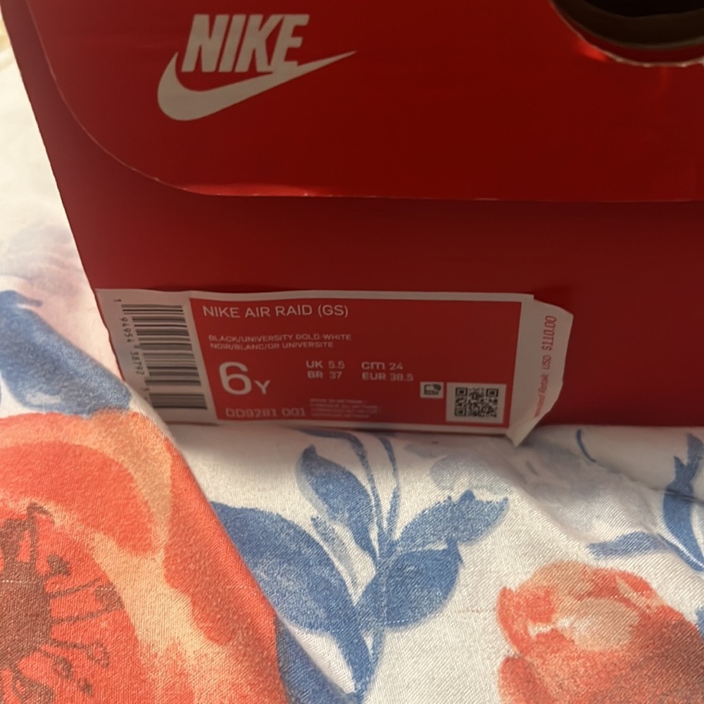 Nikes - Picture 5 of 5